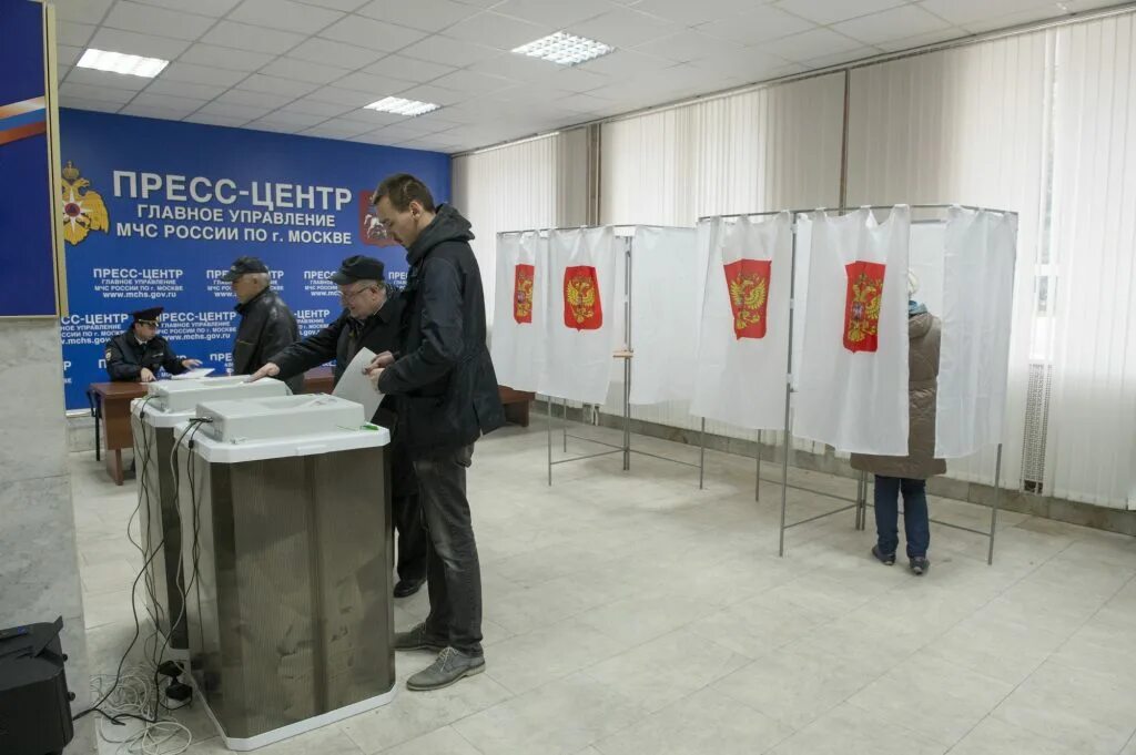 Человек голосует на выборах. Цифровой избирательный участок. Выборы участки москва. Человек голосует на выборах. Сколько избирательных участков в москве.