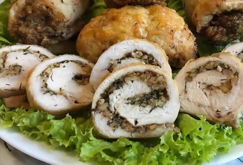 Рецепт рулета с грудки. Рулетики из куриной грудки с черносливом. рулет из куриной грудки с черносливом. куриный рулет с грибами черносливом в духовке. куриные рулетики с черносливом и грибами.