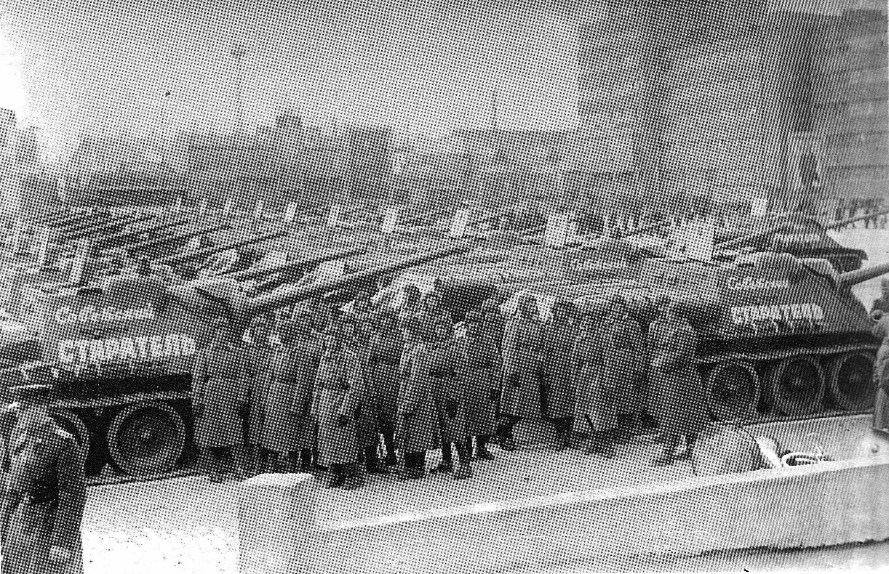 В годы советских пятилеток в свердловской области. Су-85 Советский Старатель. Уральский завод тяжёлого машиностроения 1941 года. Советский Старатель танковая колонна.