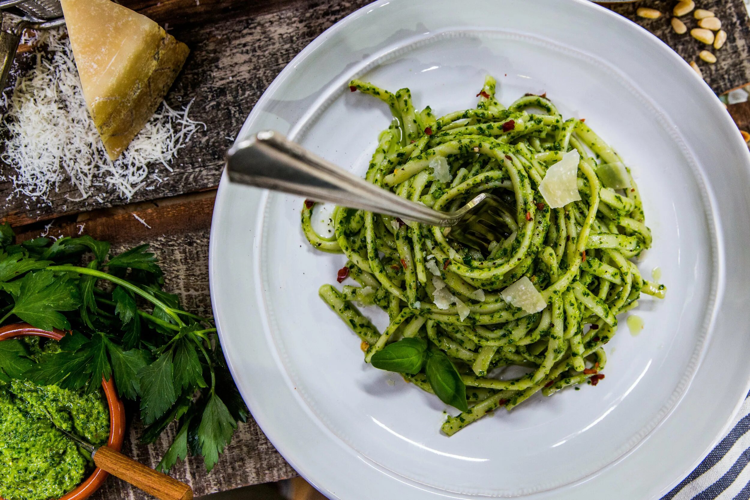 Спагетти аль песто. Паста лингвини песто. Макароны паста с песто. Спагетти с песто. Макароны с соусом песто.