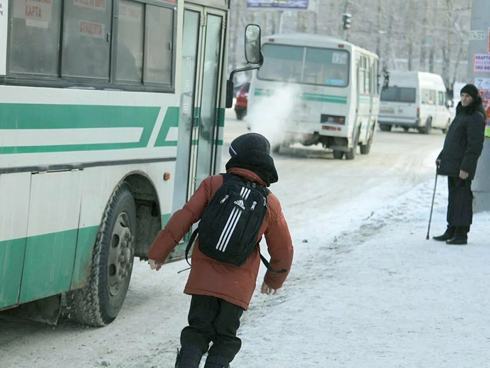 Дед мороз остановка. Ребенка выгнали из автобуса. Ребенка высадили из автобуса. Школьника высадили из автобуса. Школьник на остановке.