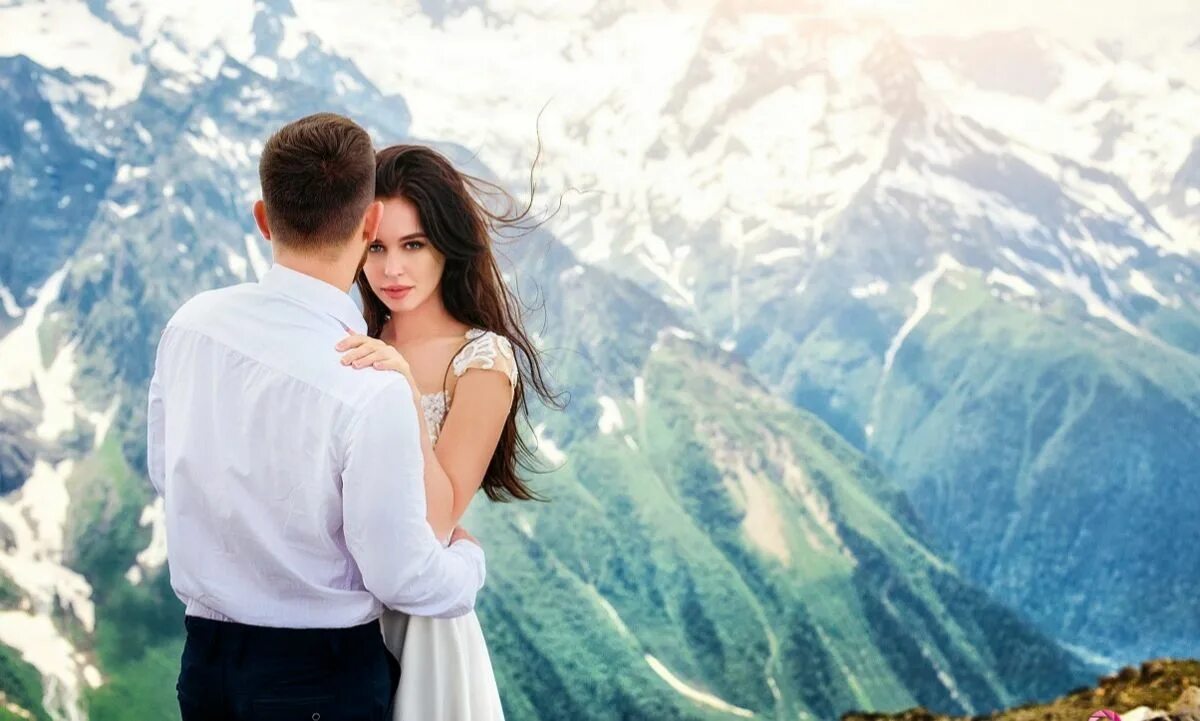 Невеста до рассвета читать. Свадьба в горах. Влюбленные в горах. Свадебная фотосессия в горах. Пара в горах.
