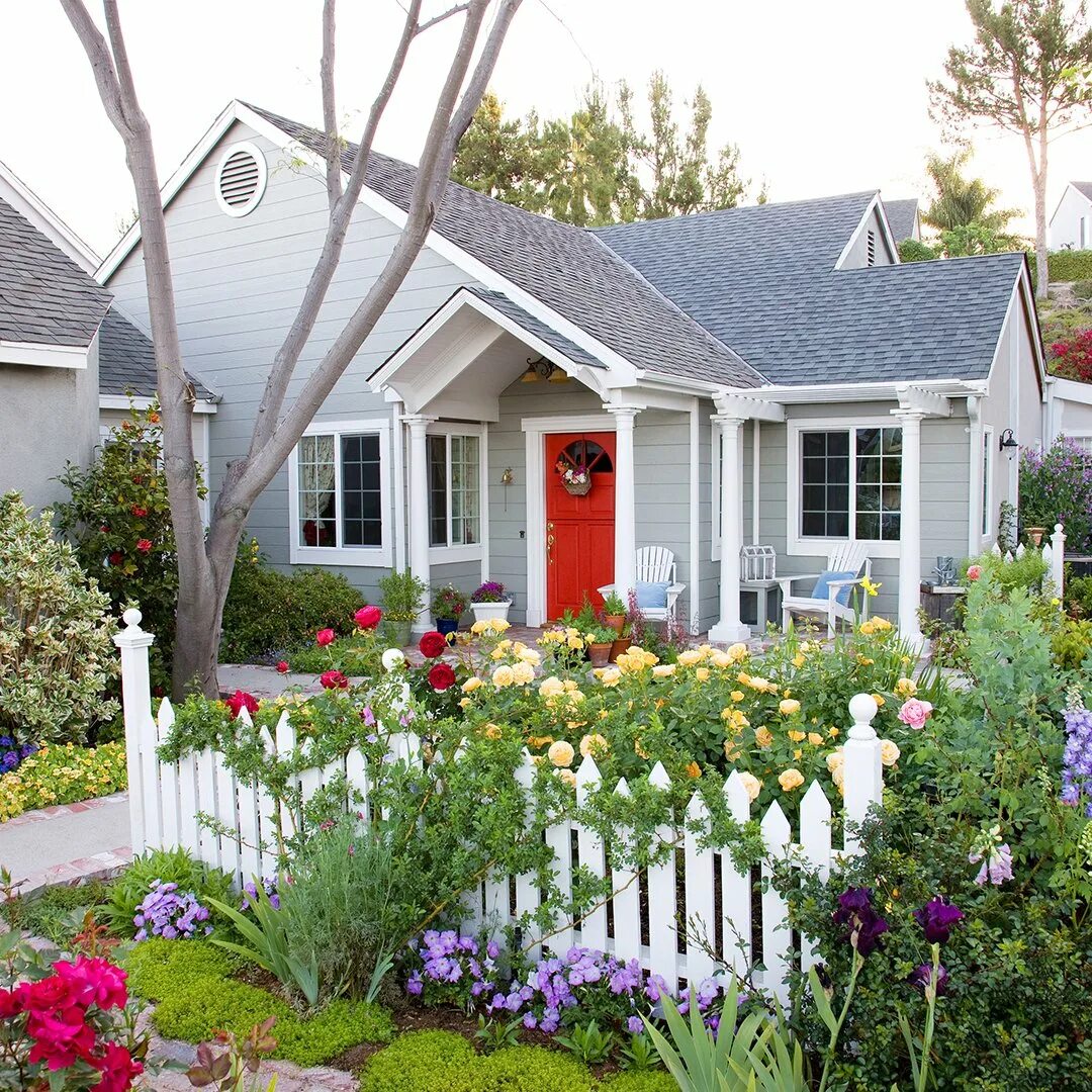 Фото полисадники около дома. Цветник перед домом. Красивый палисадник. Красивый цветник перед домом. Палисадн к перед домрм.