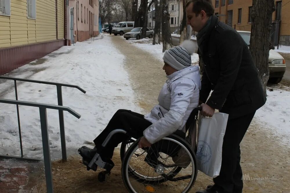 Инвалиды Липецк. Центр инвалидов. Опекуны инвалидов. Зимние одежды для инвалидов-колясочников на улицах. Льготы опекунам недееспособных инвалидов 1 группы