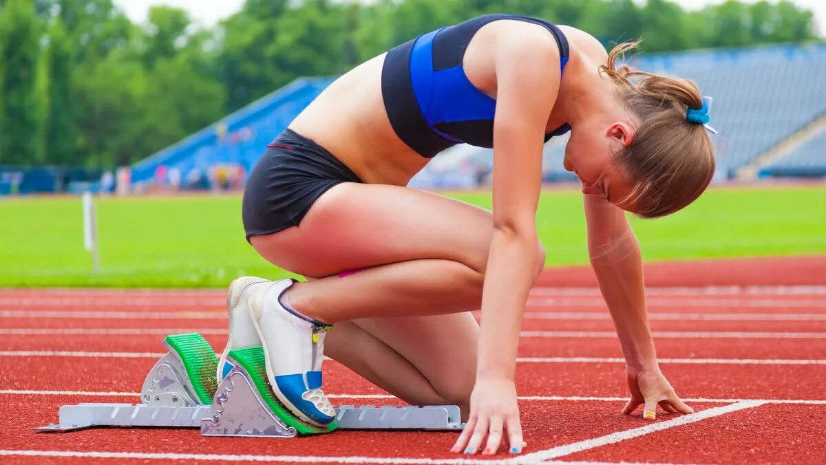 Start in sport. Легкая атлетика низкий старт девушки. На низком старте. Узкий низкий старт. Узкий низкий старт в легкой атлетике.