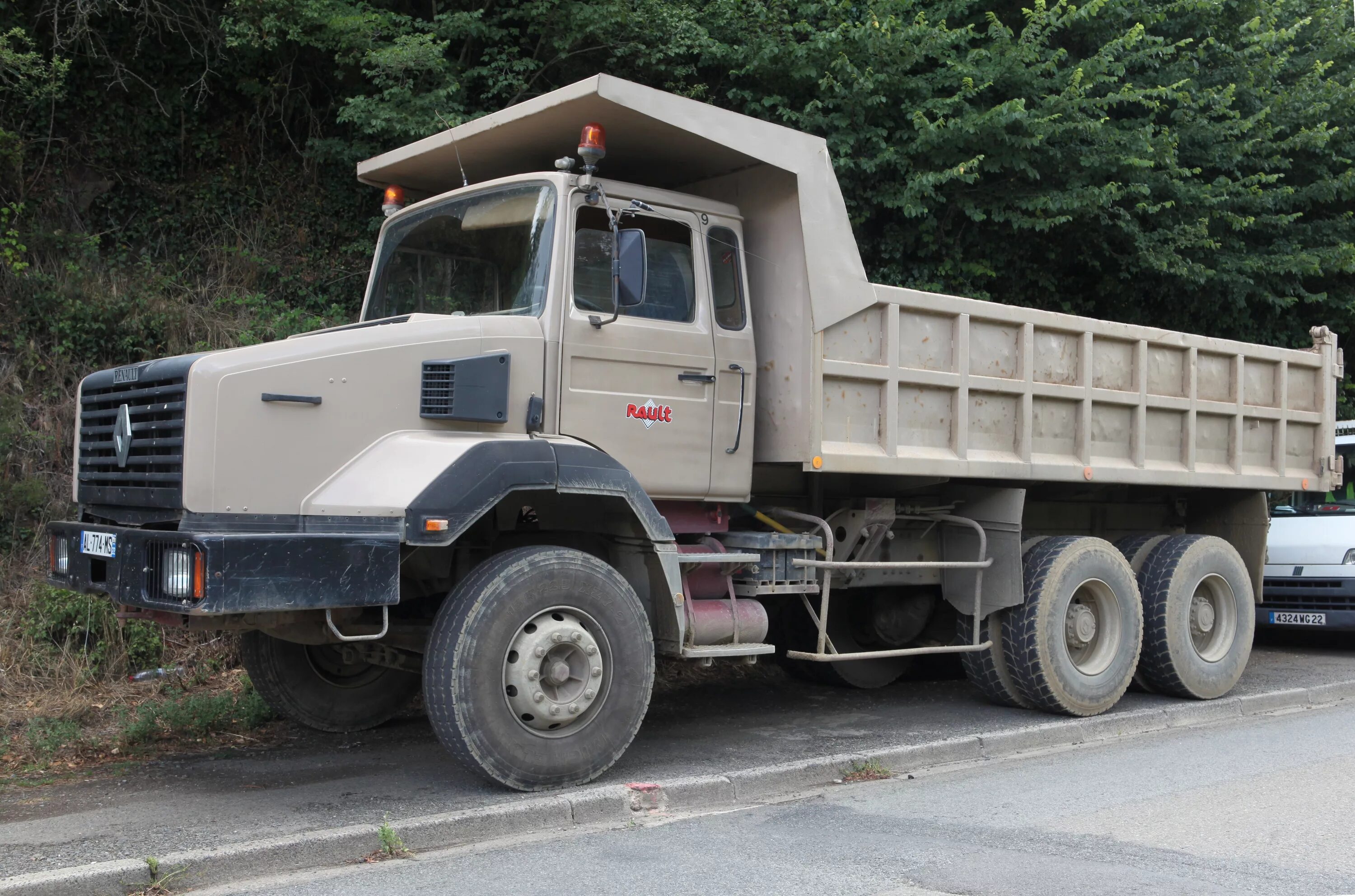 C c грузовик. Рено Truck c300. Truck Renault CBH 320. Рено самосвал капотник. Грузовик Renault CBH 280.