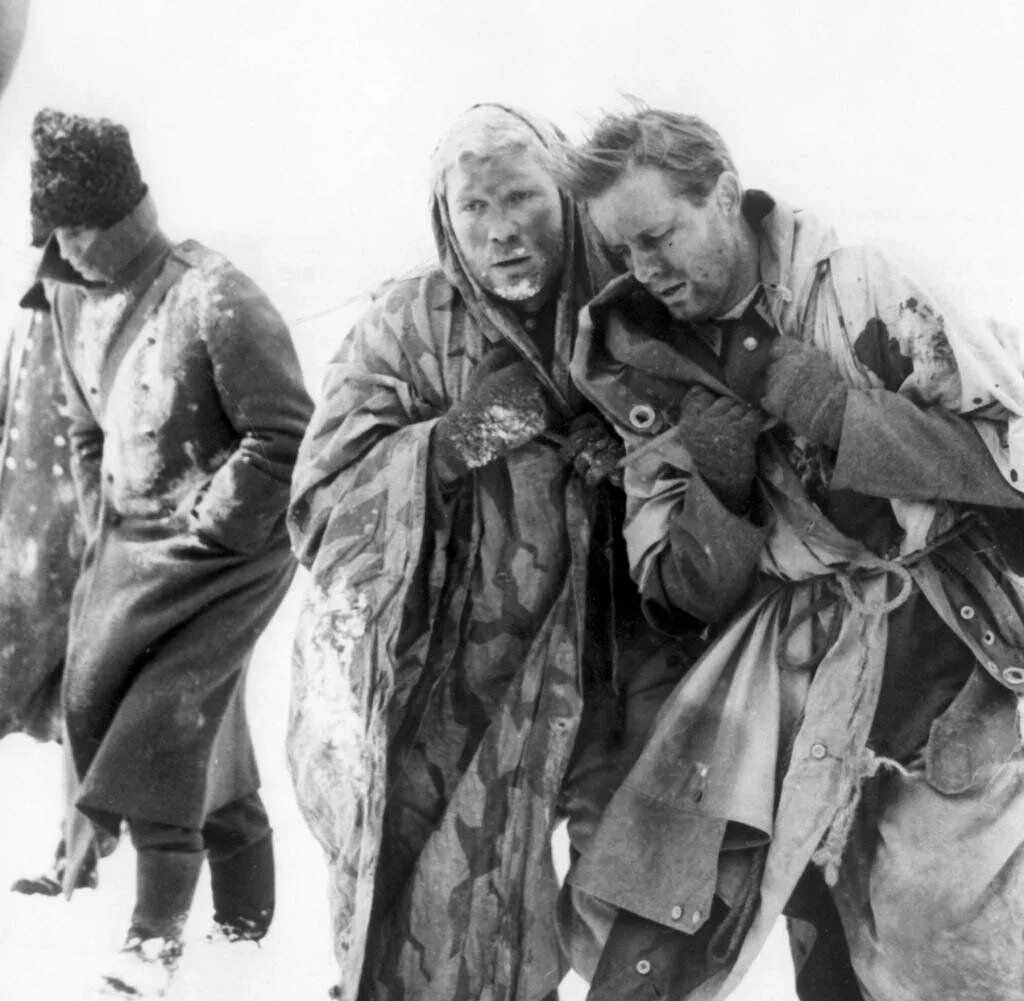 Бой в плену. Замерзшие немцы под Москвой 1941. Сталинградская битва пленные немцы. Сталинградская битва немцы плен. Пленные немецкие солдаты в Сталинграде.