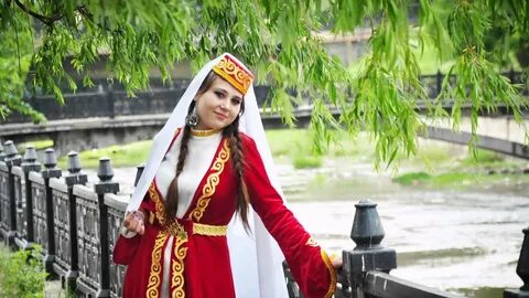 Девушка в татарском национальном костюме