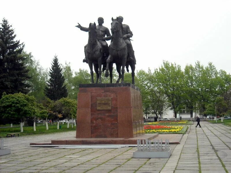 площадь осетии. площадь осетии. площадь осетии. площадь осетии. памятник плиеву во владикавказе.