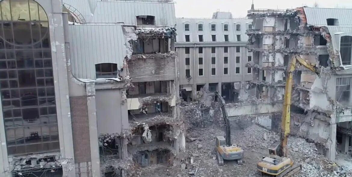 Demontag stroy демонтаж высотного дома. демонтаж здания экскаватором. демонтаж строй инжиниринг. демонтаж многоэтажки. демонтаж высотных зданий.