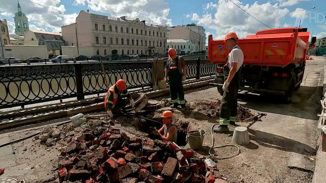 Провал грунта в Москве Москва Сити. Москва Сити провалился грунт. Москва уходит под землю. Москва Сити проваливается под землю.