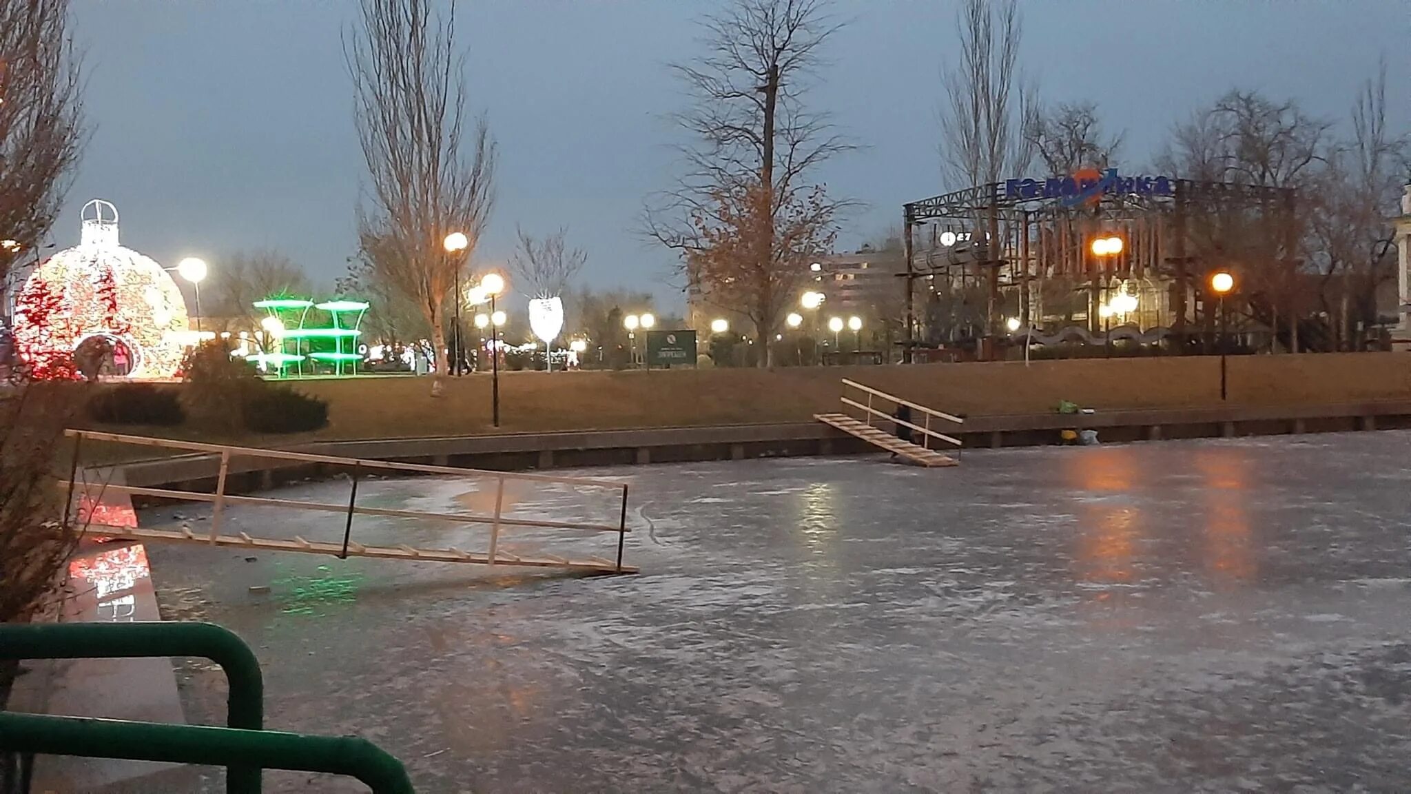 Каток астрахань. Лебединое озеро Астрахань каток. Астрахань каток на Лебедином озере. Лебединое озеро Астрахань лед. Лебединое озеро Астрахань зимой.