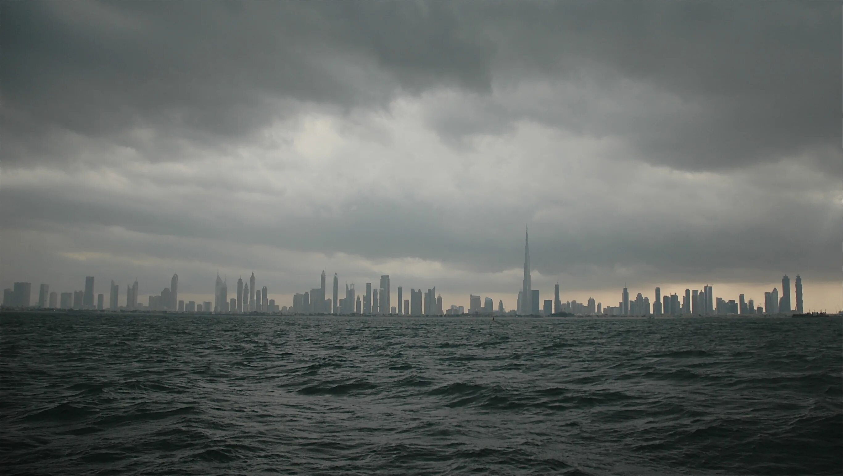 Бывают ли дожди в дубае. Шторм в Дубае. Дождь в Абу Даби. Дождь в Дубае. Ливень в Дубае.