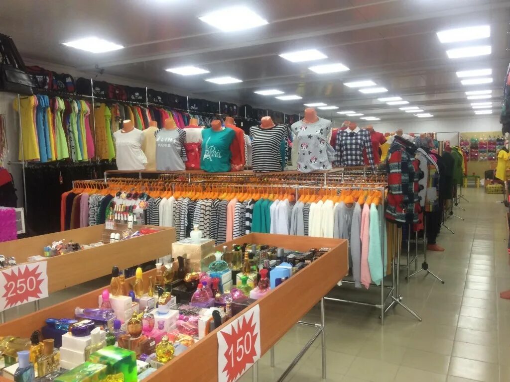 Павловская магазин дешевой одежды. Базар одежда. Секонд хенд брендовые вещи. Сток и секонд хенд. Недорогая одежда рядом со мной.