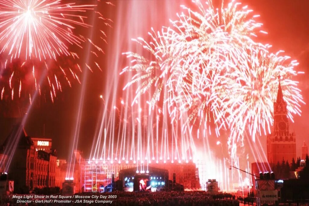 Фестиваль салютов в москве 2022. Пиротехнический фонтан. Лазерное шоу и салют. Опера мад москва фото. Пиро шоу в москве.