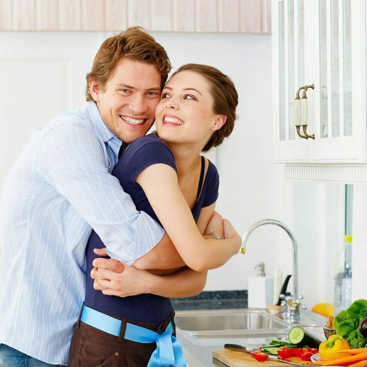 Подруга встречается с мужем. Счастливые отношения в семье. Пара на кухне. Мужчина и женщина на кухне. Женщина на кухне.