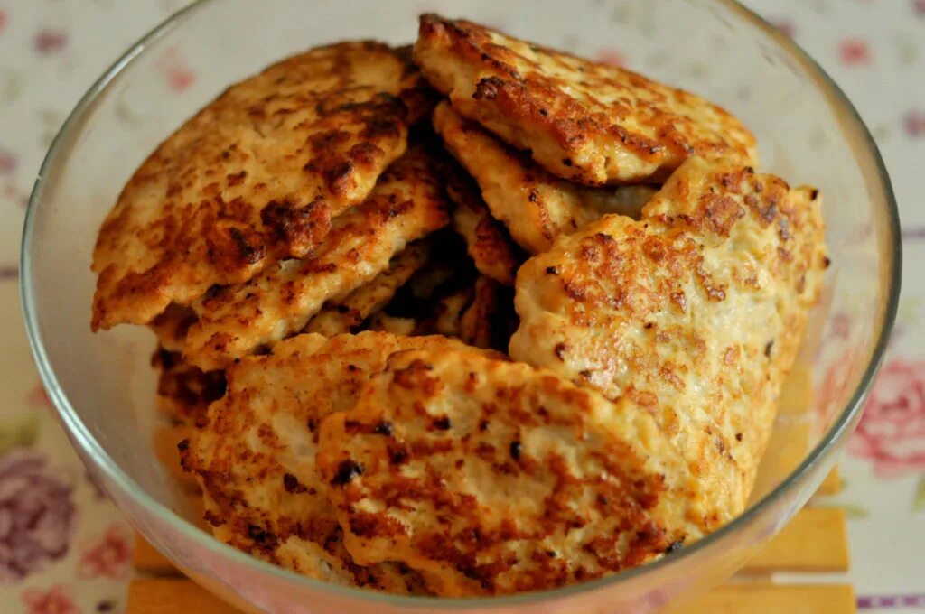 Оладьи из геркулесовых хлопьев. Яблочно овсяные оладьи. Куриные оладьи с овсяными хлопьями. Овсяные оладьи на кефире. Оладушки из геркулеса.