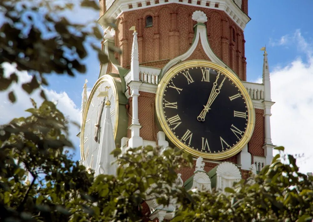 кремлевские куранты 2024. кремлевские куранты 2024. кремлевские куранты 2022. кремлёвские куранты на спасской стрелки. часы-куранты на спасской башне московского кремля.
