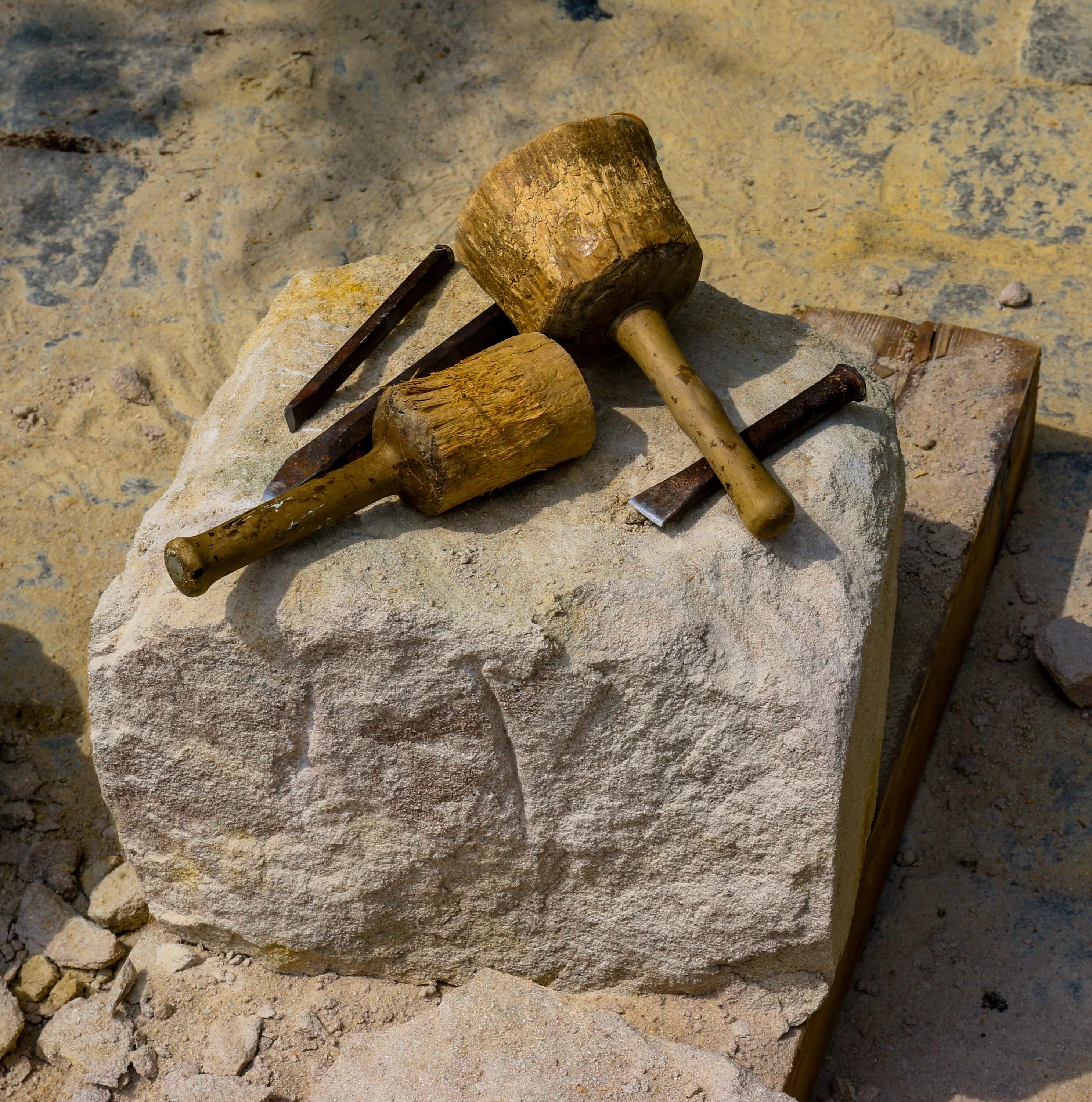 Stone tool. Древний молоток египтян. Инструмент для добычи камня. Древние инструменты для скульптуры. Каменные инструменты древности.