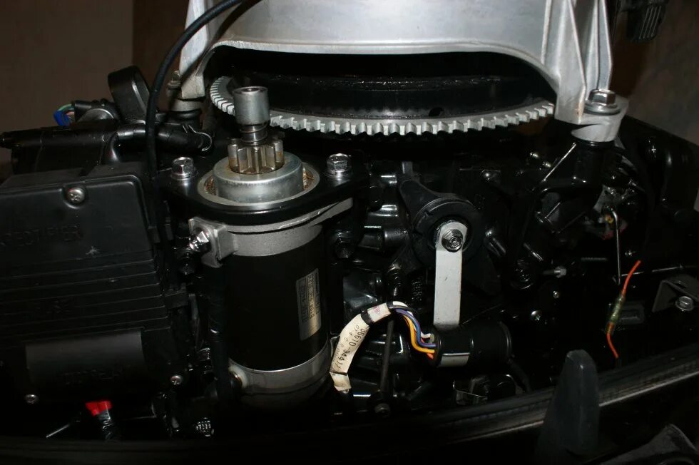 Стартер лодочного мотора Suzuki 30 ДТ. Стартер на Лодочный мотор Меркурий 40. Электростартер на Лодочный мотор Сузуки ДТ 30. Крепление электростартера Сузуки ДТ 30. Электростартер лодочный купить