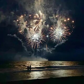 Fireworks on Kailua Bay. Hope everyone had a great 4th! - Album on Imgur