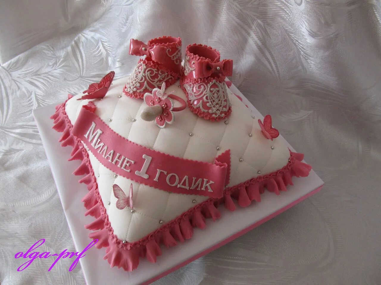 Торт на годик девочке без мастики. Двухъярусный торт для девочки на 1 годик без мастики. Тортик на 1 годик девочке. Торт на 1 год девочке кремовый. Торт на 1 годик девочке кремовый.