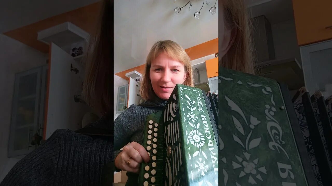 Крутится вертится шар текст. Крутится вертится шарф голубой текст. Кавалер барышню хочет украсть. Шар голубой ноты для аккордеона. Крутится вертится шар голубой ноты.