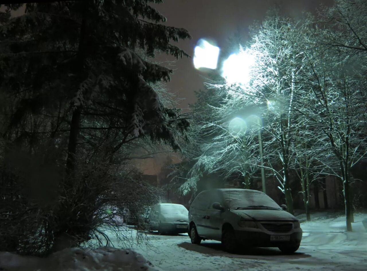 Двор зимой. Зимний вечер во дворе. Заснеженный двор. Снег во дворе ночью. Улица зимой.