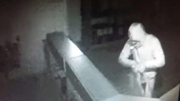 Преступник с камеры видеонаблюдения. Попало на камеру видеонаблюдения. Видео с камер наблюдения на улице возле клуба вьетнам. Попало на камеру видеонаблюдения. Насильник камера наблюдения.