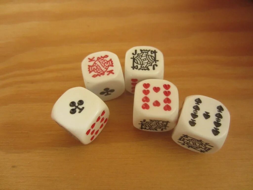 Игры в кости 5 кубиков. Игра Poker dice. Игра в кости Покер. Покер на кубиках. Игральные кости комбинации.