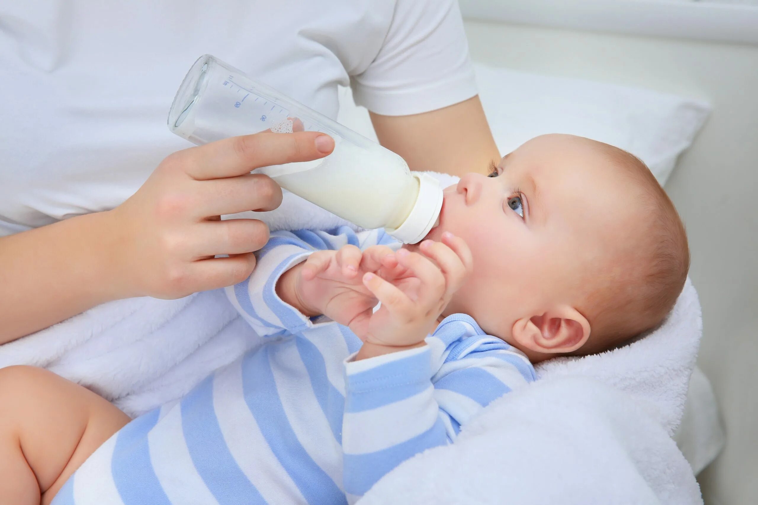 Мама молока пить. Искусственное вскармливание. Искусственное вскармливание новорожденного. Кормление ребенка из бутылочки. Бутылочка для кормления.