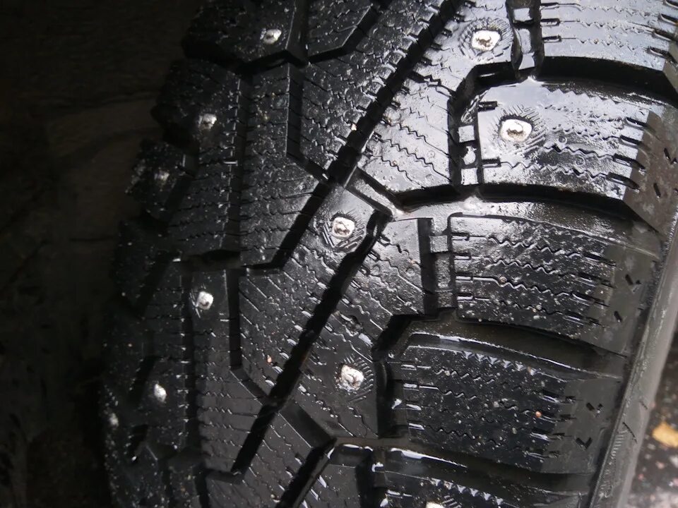 Шипованные шины б у. Pirelli Ice Zero зимняя шипованная. Шины Пирелли айс Зеро зимние шипованные. Шипованная резина Пирелли 16. Pirelli Ice Zero 2.