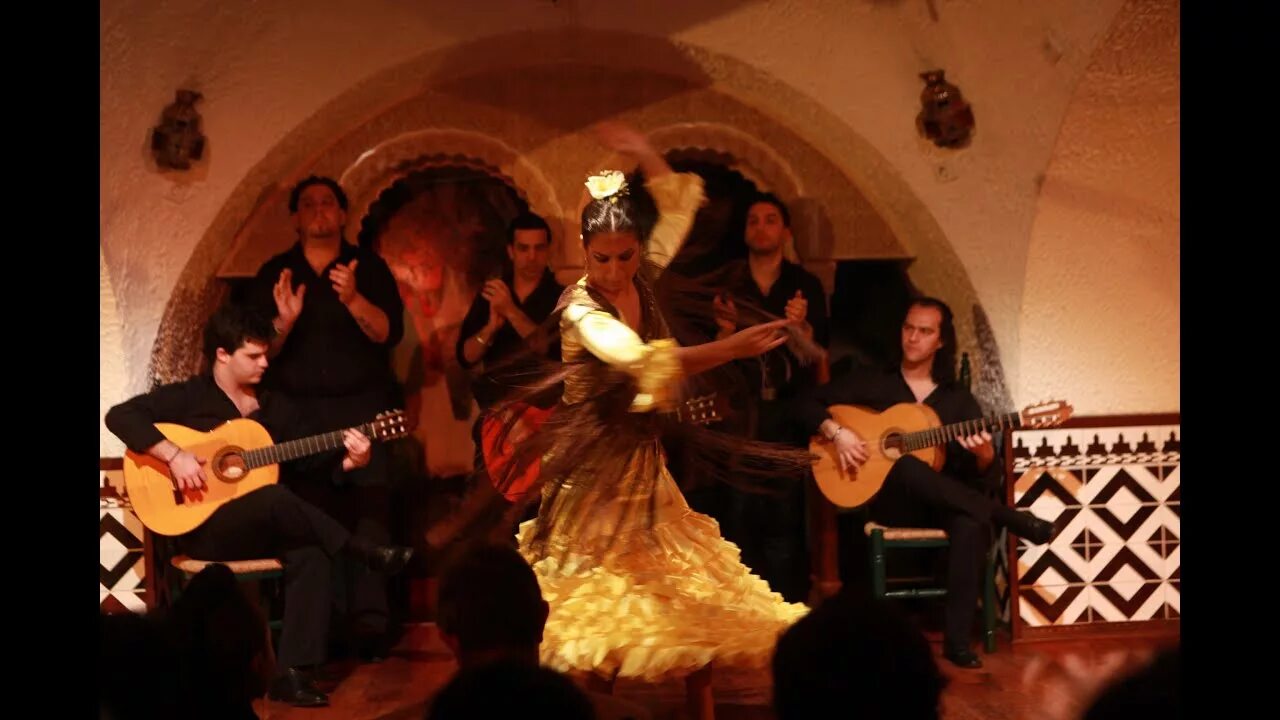 Spanish simple song. Пако де лусия гитарист. Испанские музыканты фламенко. Дуэт испания цирк. Испанская песня радио.