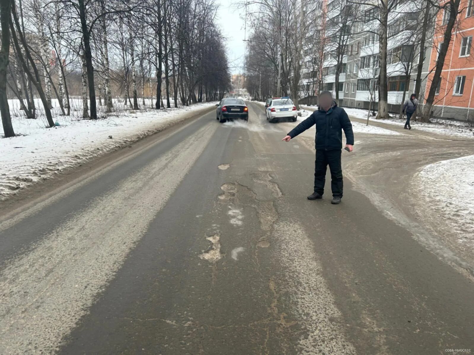 Человек переходит дорогу. Дорожно-транспортное происшествие. Люди и машины на улице. Дорога возле домов. Сбитые дети на дорогах