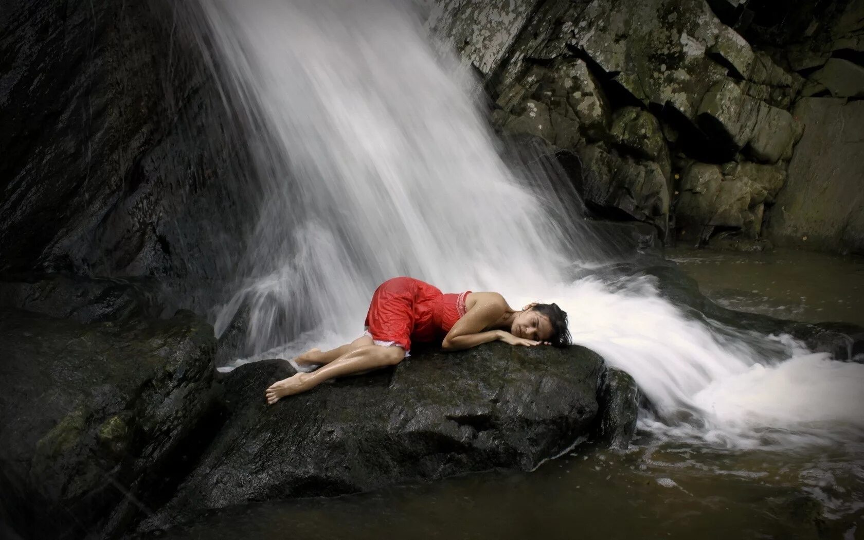 Падение с водопада. Девушка у водопада. Фотосессия у водопада. Человек под водопадом. Водопад и человек.