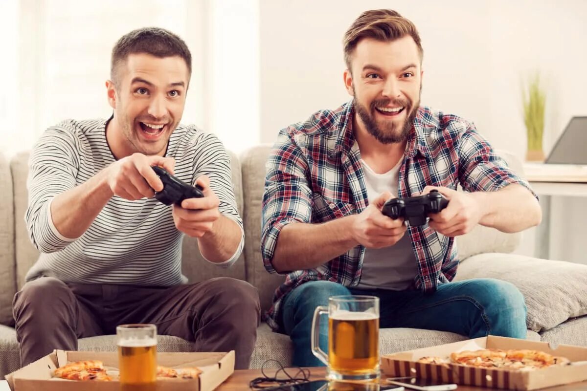 игрок в компьютерные игры. играющий в приставку чел. люди играющие в приставку. семья играет в приставку. играть в компьютерные игры.