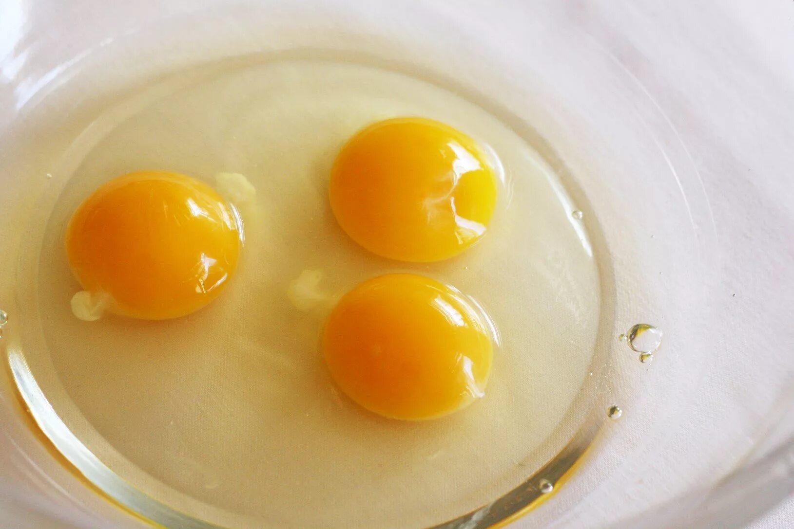 Третье яичко. Яйца в миске. Яйца разбитые в миске. Сырое яйцо. Тарелка для яиц.