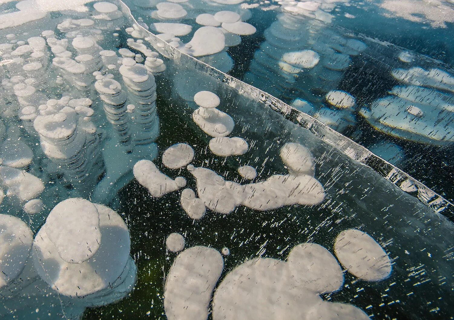 Пузырьки на байкале. Ледяные круги на Байкале. Круги на льду Байкала. Пузыри на Байкале. Ледяная поверхность.