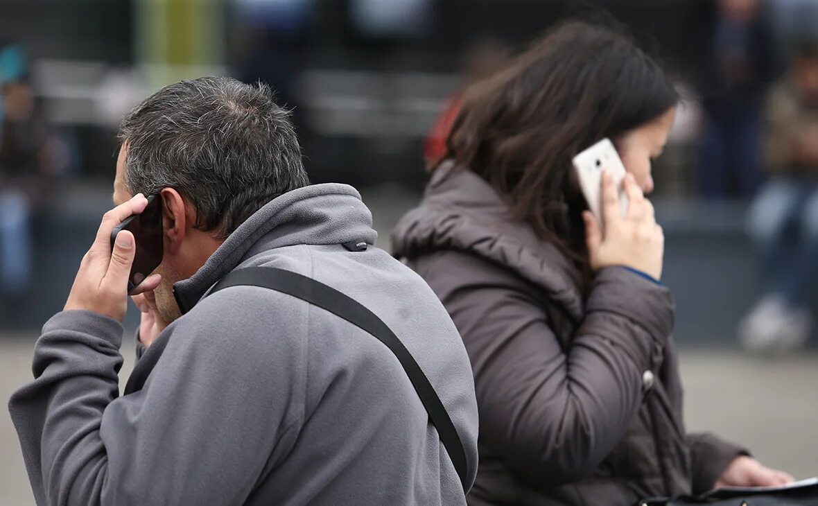 Телефонная мошенница. Телефонное общение. Человек с трубкой телефона. Разговор с телефонным мошенником. Телефонные мошенники.