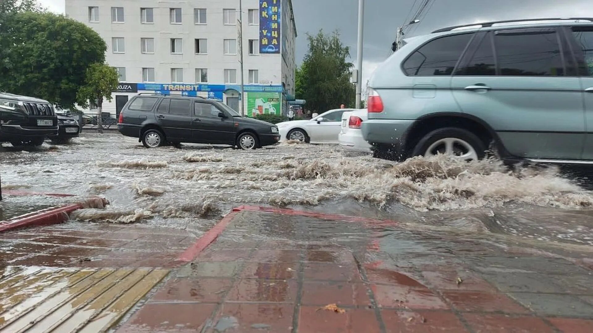 Сильный ливень. Ливень в Москве 05.07.2022. Москву затопило. Сильный дождь в городе.