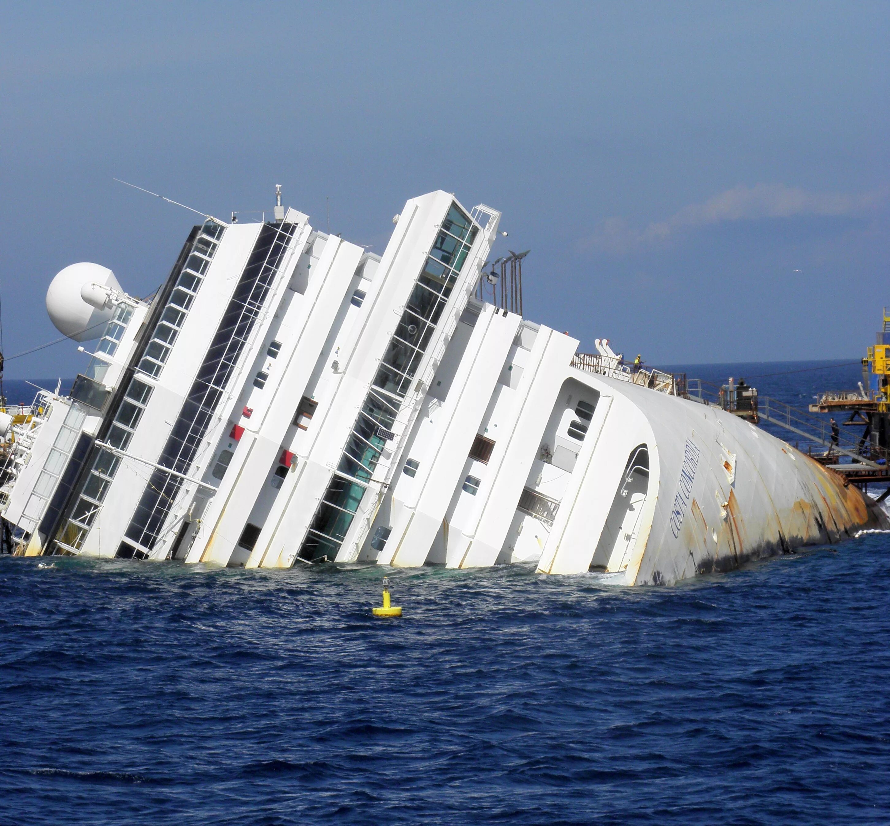 Costa concordia крушение. Коста Конкордия крушение. Лайнер Коста Конкордия крушение. Круизный лайнер Коста Конкордия. Корабль Коста Конкордия крушение.