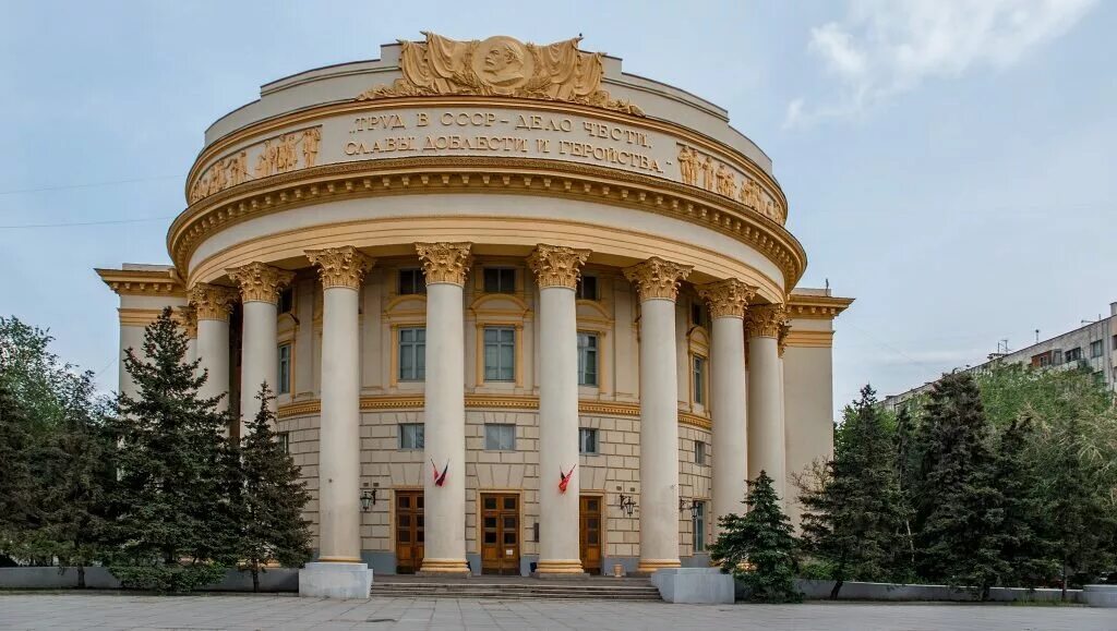 колоннада древней греции. минск сталинский ампир. государственный оперный театр театр дрезден. архитектура дворцов культуры. заппейон афины колонны.