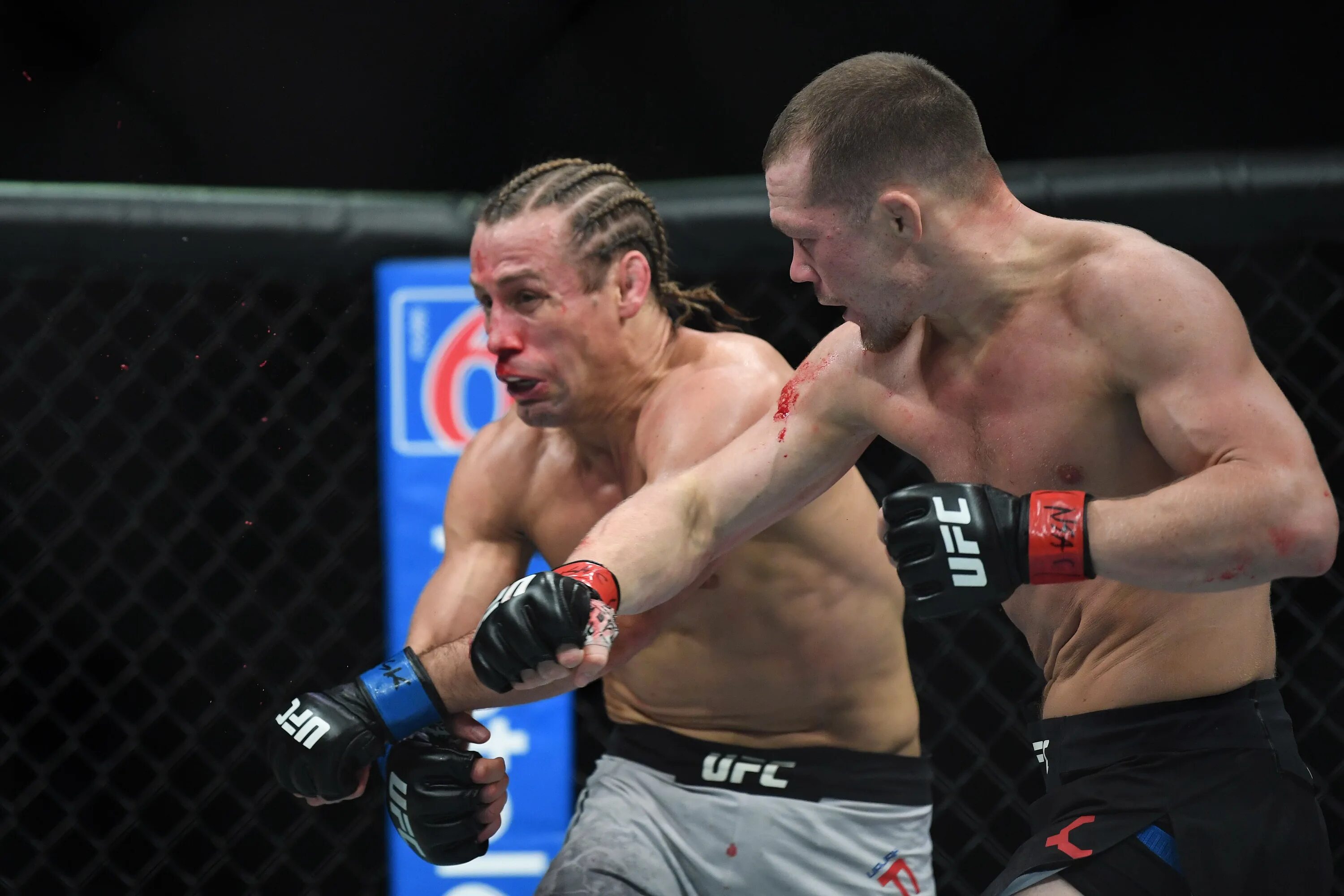 Александр емельяненко дацик. Ютуб бой сегодня. Генри сехудо доминик круз. Оливейра vs порье. Доминик круз боец ufc.