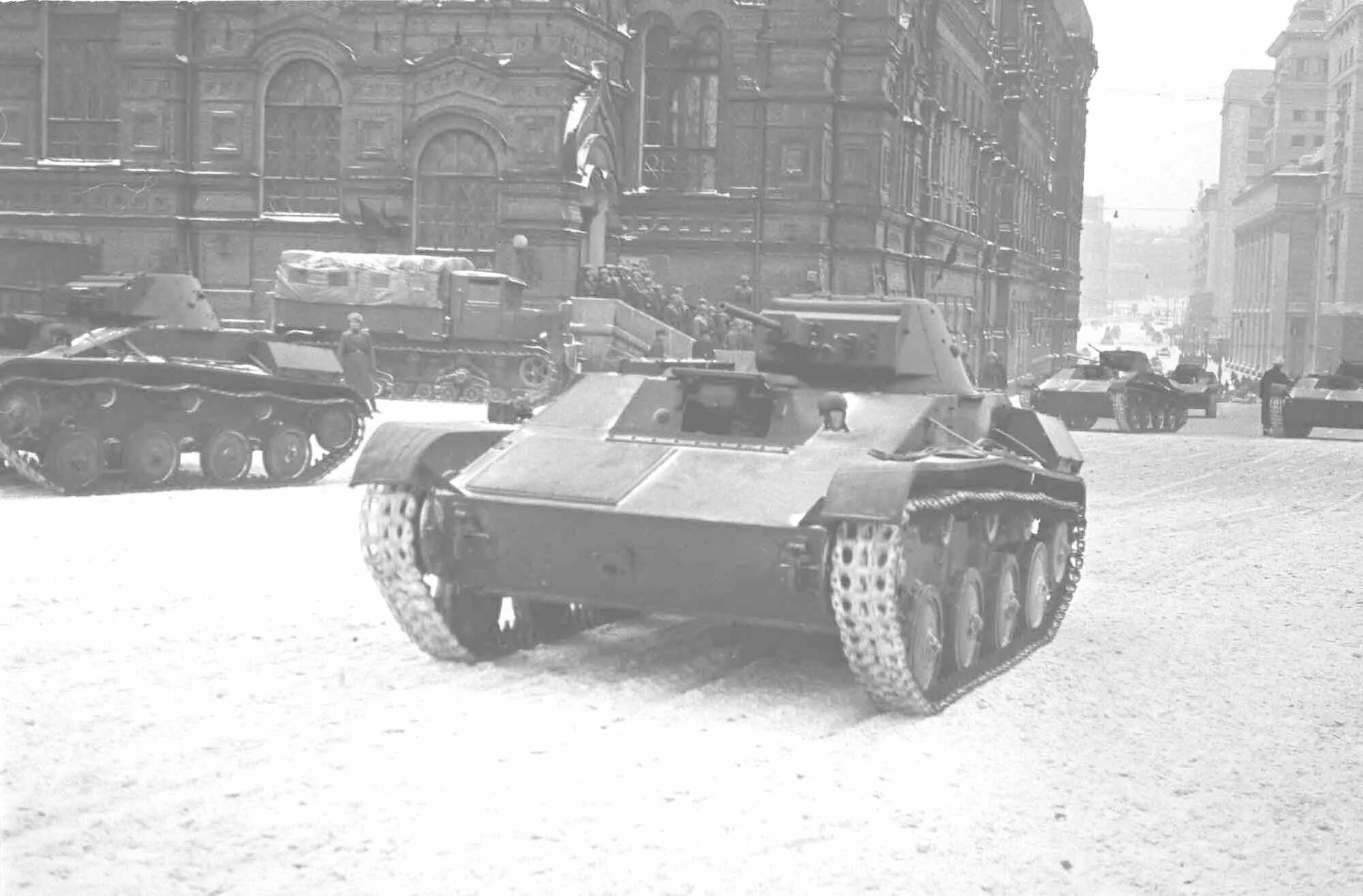 Парад 7 ноября 1941 года в Москве на красной площади. Т-34 парад в Москве 1941. Танки на параде на красной площади 7 ноября 1941,. Т-60 танк под Москвой. Военный парад 7 ноября 1941 где проходил