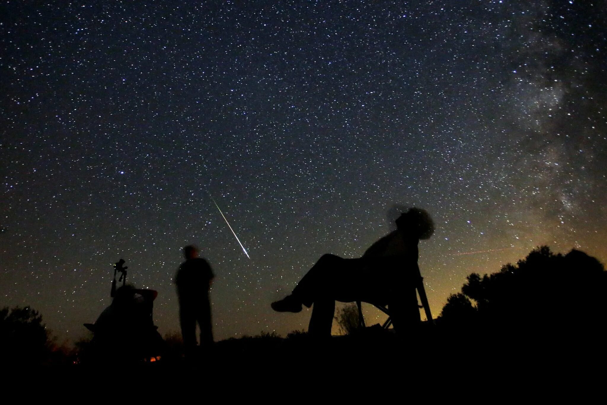 Ария смотрящего на звезды. Человек под звездным небом. Звездное небо и человек. Под звездами. Звезда с неба.