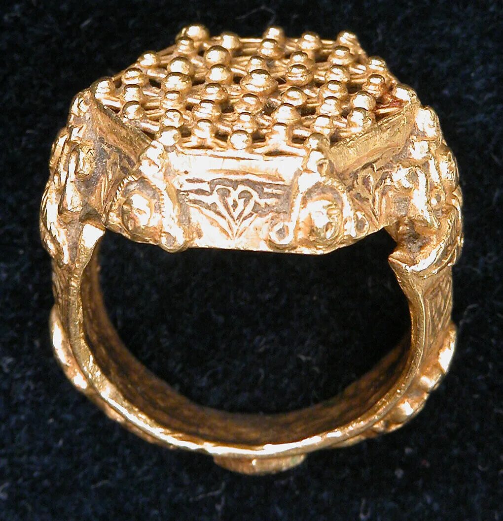 Перстень царица. Перстень Metropolitan Museum Langobardic Byzantine Ring. Перстень Metropolitan Museum Langobardic. Кольца печатки 17й век коп. Перстень шаха Ирана.