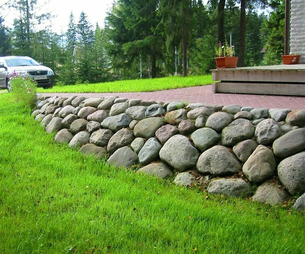 курган земляные холмы. подпорная стенка из валунов. шимановский каменный карьер. земляная насыпь над древней могилой. горы это насыпь.