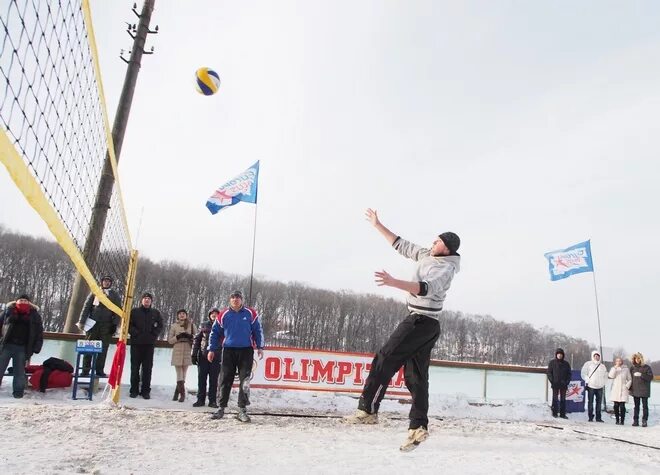 пляжный волейбол зимой в зале. сетка для волейбола со стойками. парк дубки волейбол зима. пляжный волейбол зимой в зале. волейбол на пляже.