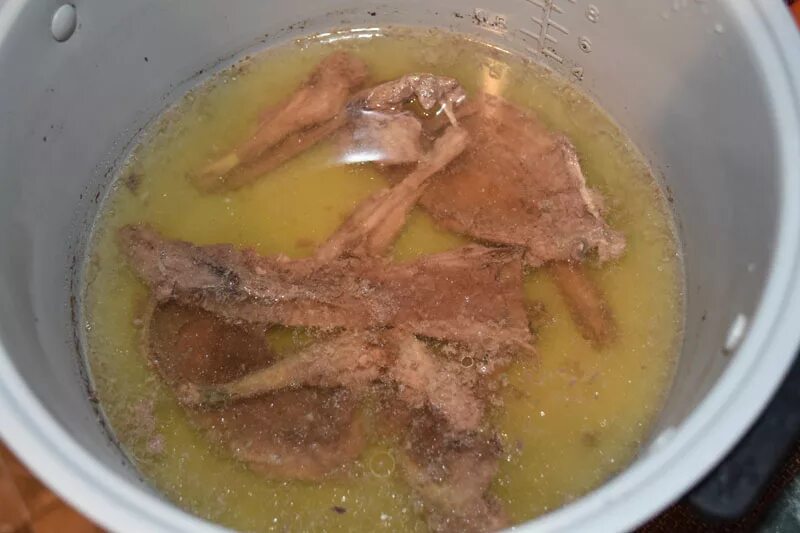 бульон с утки. бульон из курицы. курица с бульоном в кастрюле. суп галушки рецепт с фото пошагово на бульоне. бульон из кубика.