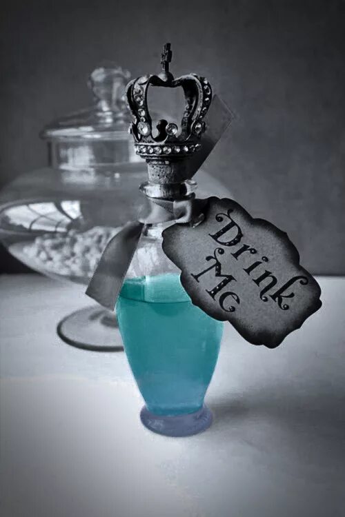 Я бутылка. Надпись выпей меня. Напьемся надпись. Алиса в стране чудес бутылочка выпей меня. Бутылочка из алисы в стране чудес.